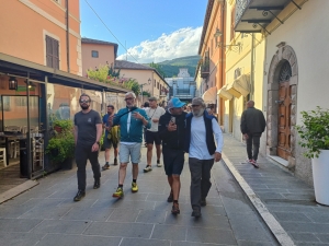 Gruppo in visita a un borgo degli Appennini